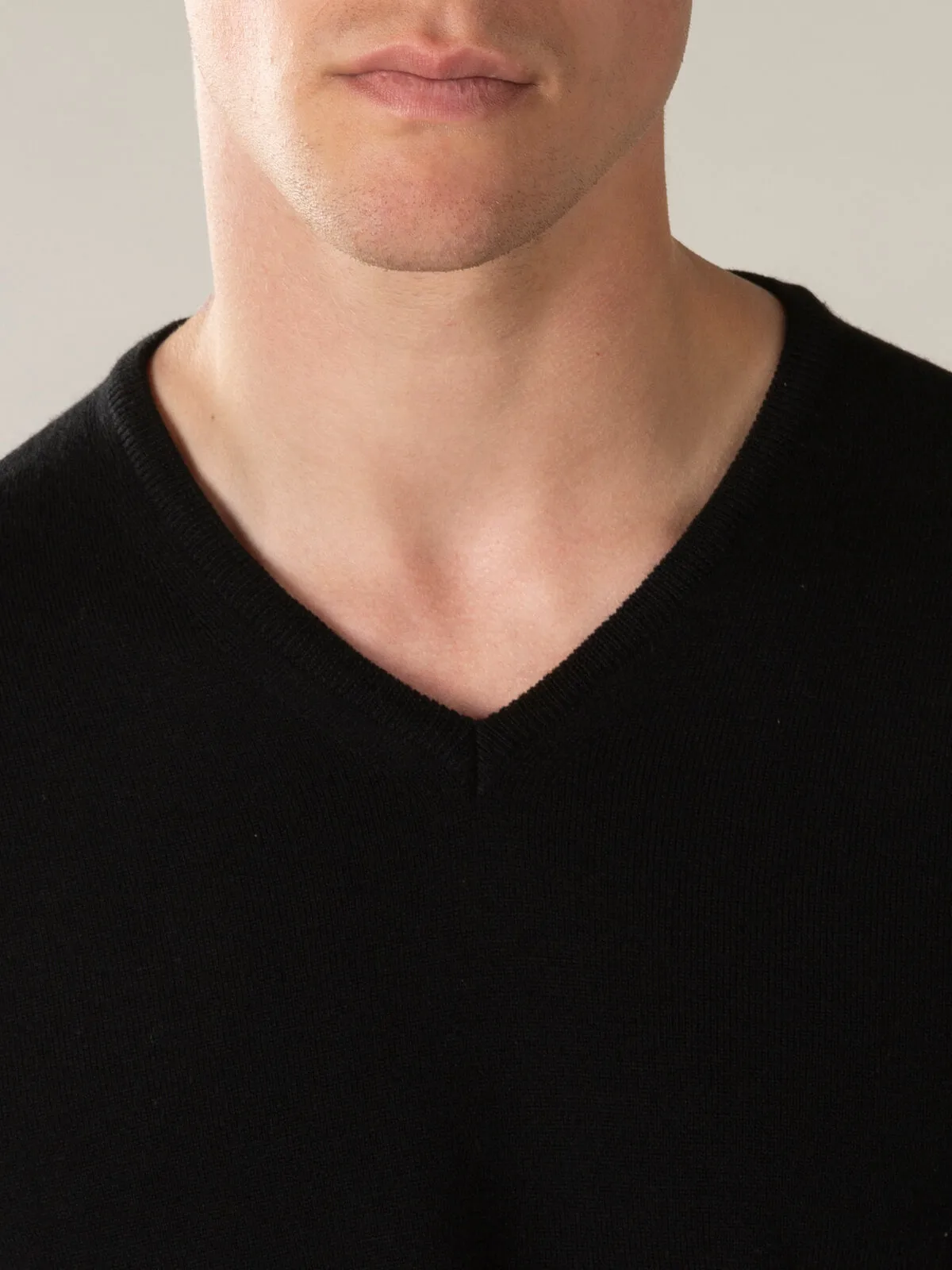 Extrafine Merino V-Neck Black